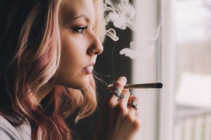 meisje rookt cannabis